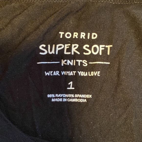 Torrid Black Skull Super Soft Knits T-Shirt in Torrid Size 1. (14/16 or 1X). - Picture 3 of 10